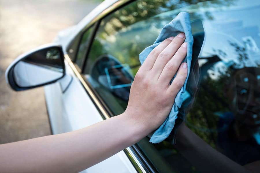 cleaning car windows