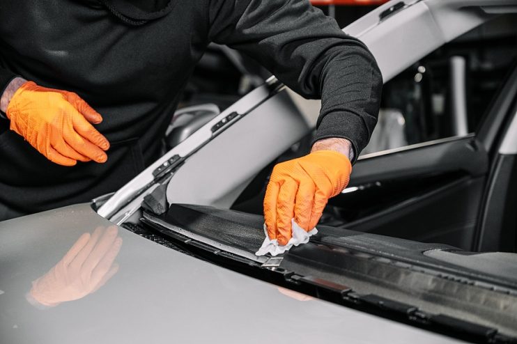 preparing to fit a windscreen glass