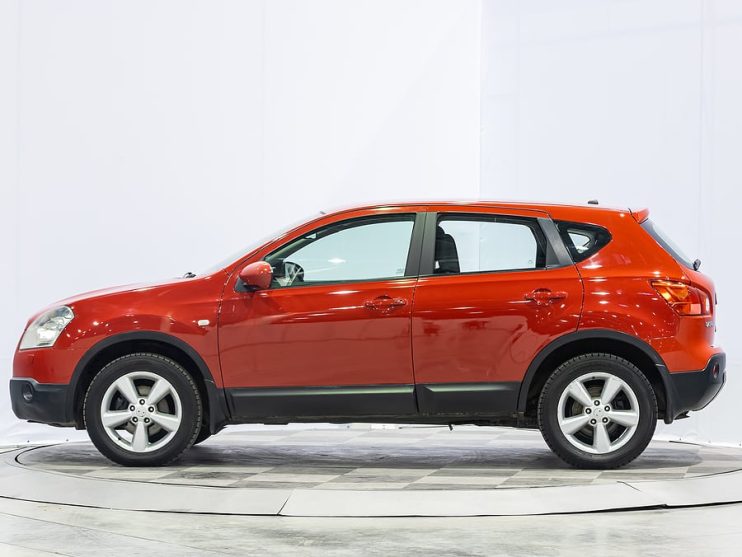 red Nissan Qashqai from the side