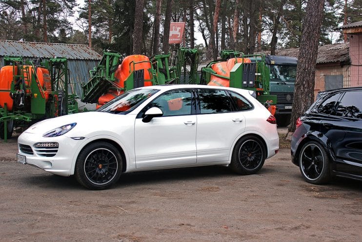 White Porsche Cayenne sideview
