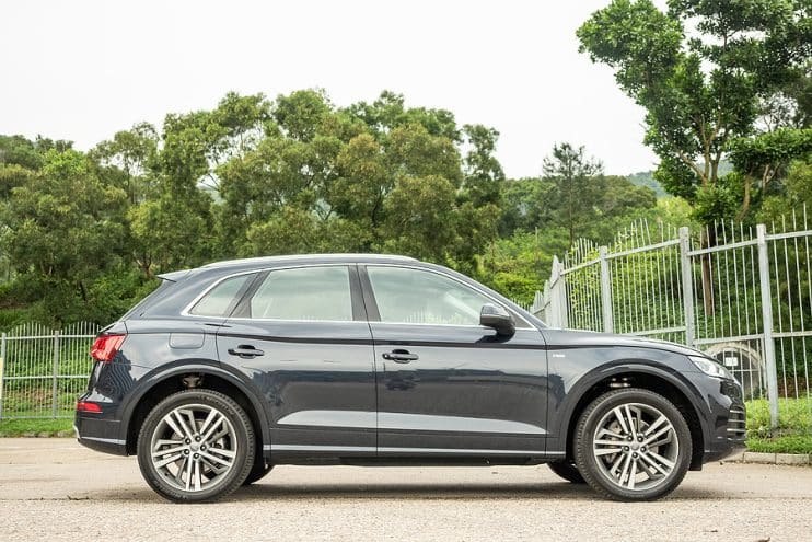 Audi Q5 side view.