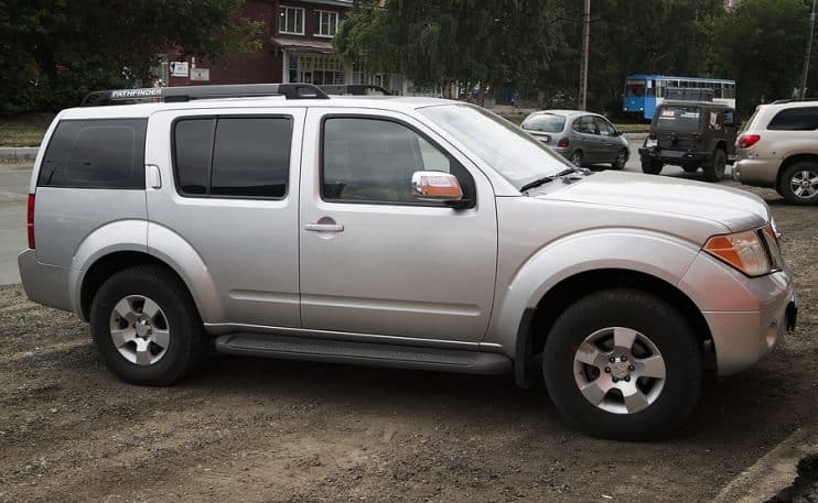 Nissan Pathfinder side view