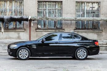 BMW 7-Series, side view