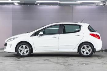 Side view of Peugeot 308