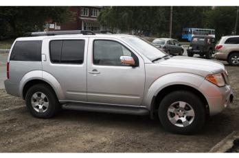 Nissan Pathfinder side view